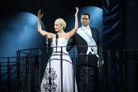 Evita : Un Mélodrama Passionnant à L’Histoire Captivante !