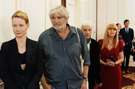 Toni Erdmann : Une comédie tragi-comique sur les liens familiaux et la quête d'identité!